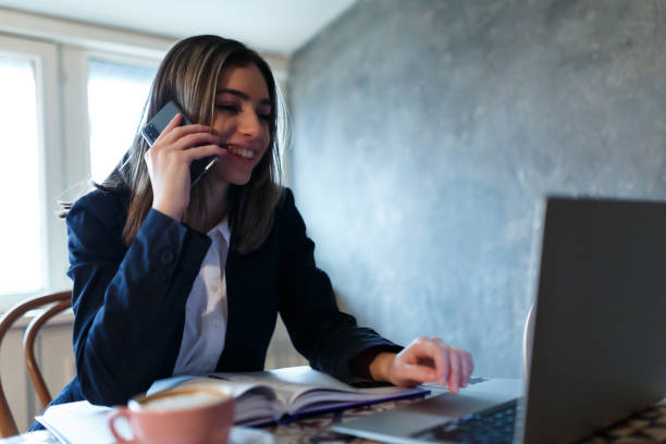 femme souriante travaillant depuis la maison
