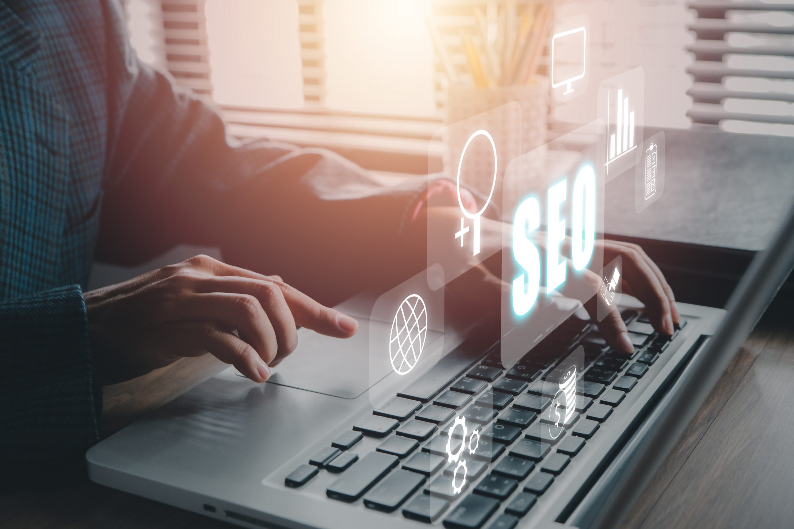 homme consulte seo sur pc homme consulte seo sur pc