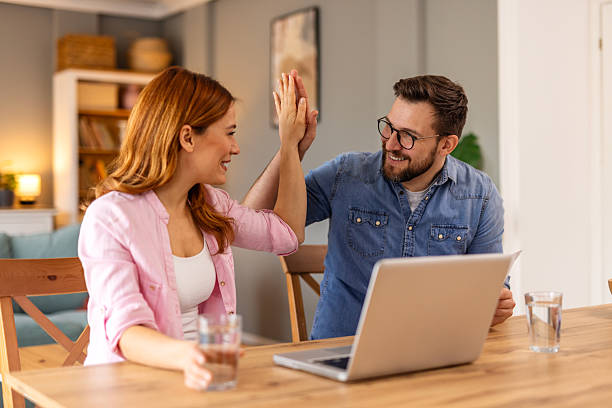 Couple activité profesionnelle à la maison