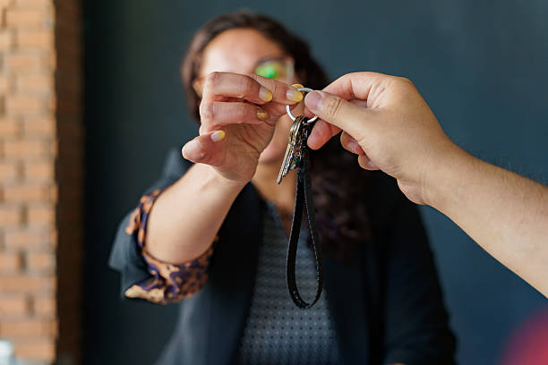 Femme donne trousseau de clés