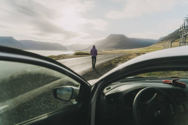 femme quitte son véhicule et regarde le paysage