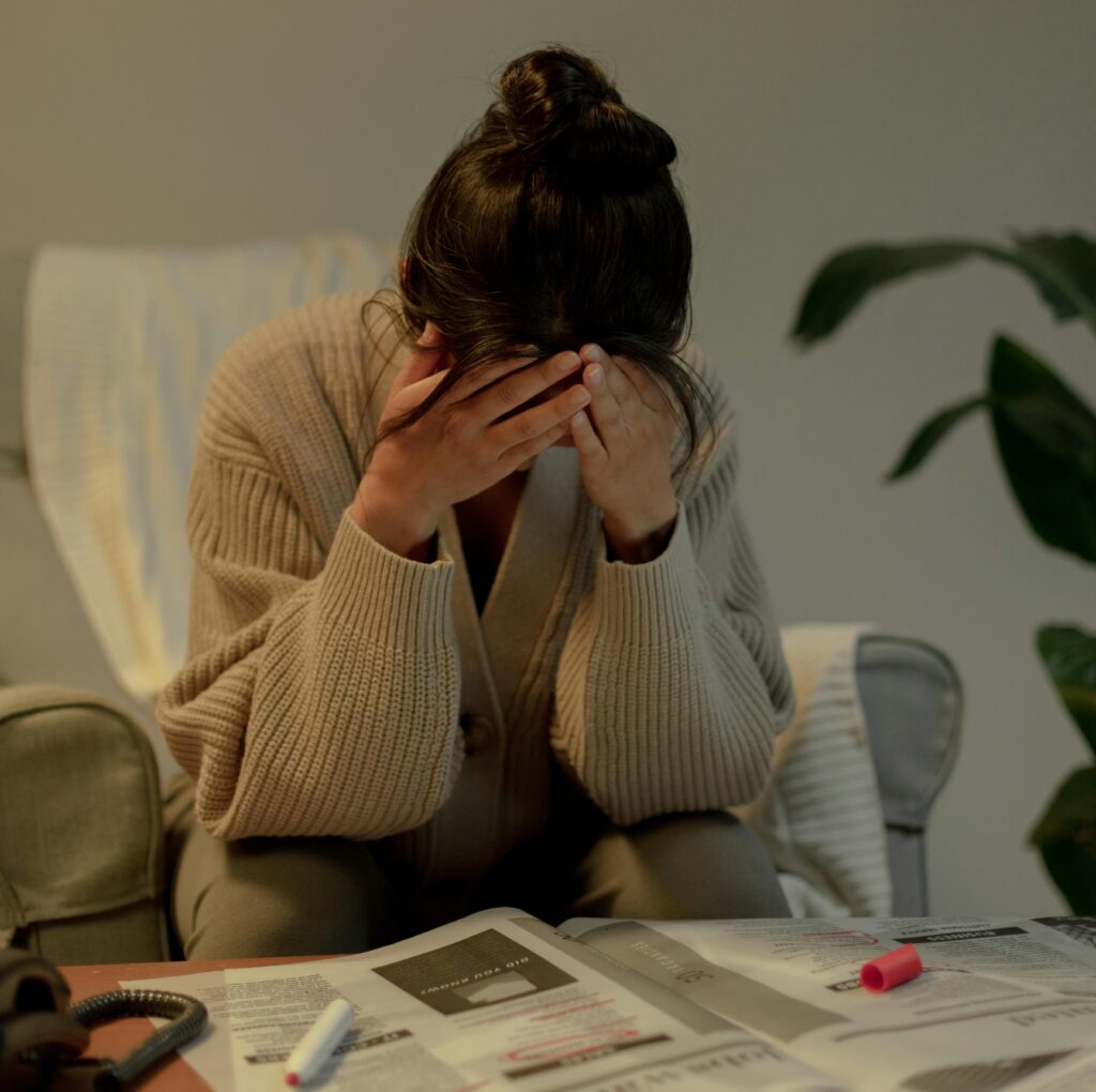 Femme soucieuse en recherche d'emploi