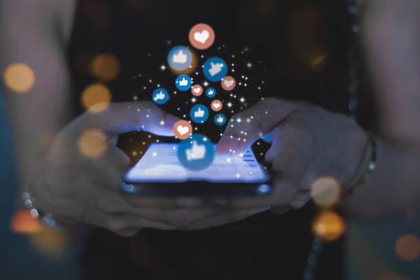 Mains sur téléphone et réseaux sociaux