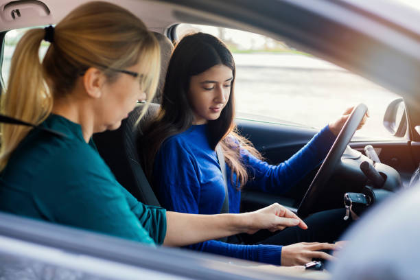 Monitrice auto-école enseigne à son élève